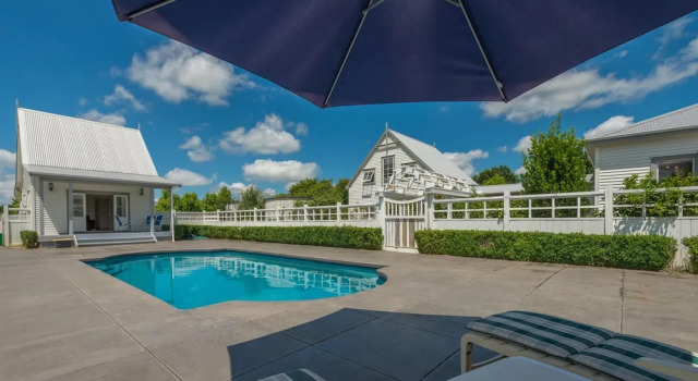 Magnificent Karaka Estate with Swimming Pool, Rezerwuj Hotel Hotele w Auckland Region z parkingiem, Parking