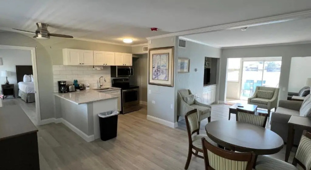 Двухместный люкс с 2 комнатами с видом на озеро Marco Island Lakeside Inn