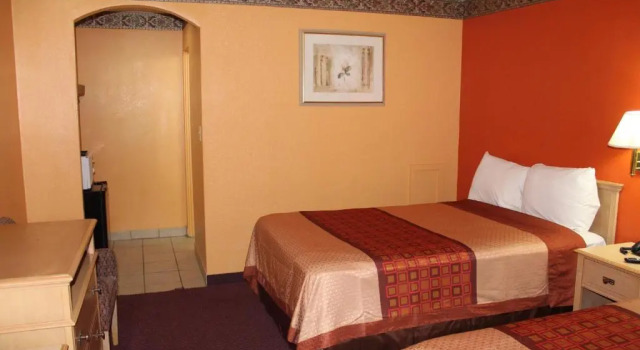Четырёхместный номер Standard Hutchinson Inn