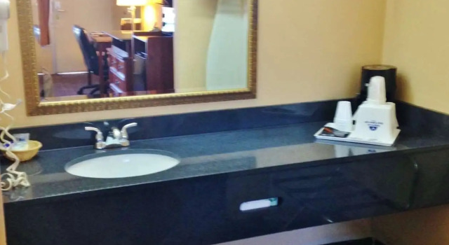 Четырёхместный номер Standard Americas Best Value Inn Forest