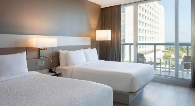 Четырёхместный люкс с балконом и с видом на океан AC Hotel by Marriott Miami Beach