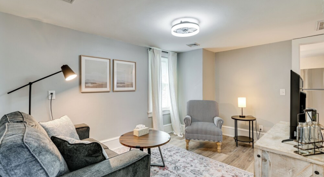 4 Mi to Waterfront: 2-unit Combo in Kingston!, Book Feriehus Sommerhuse i Lincoln Park, Hytte