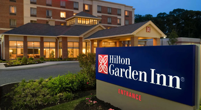 Кровать в общем номере Hilton Garden Inn Stony Brook