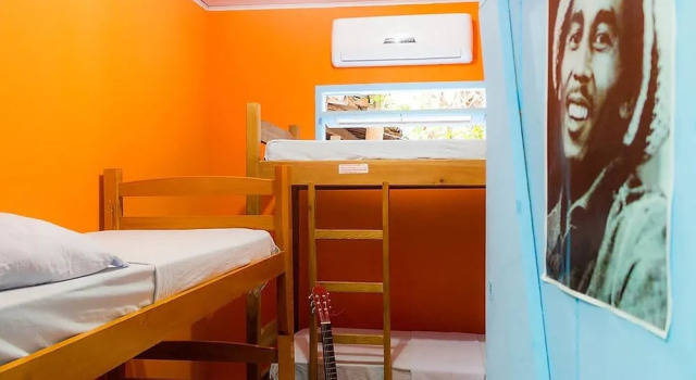 Кровать в общем номере Ganga Zumba Pousada & Hostel