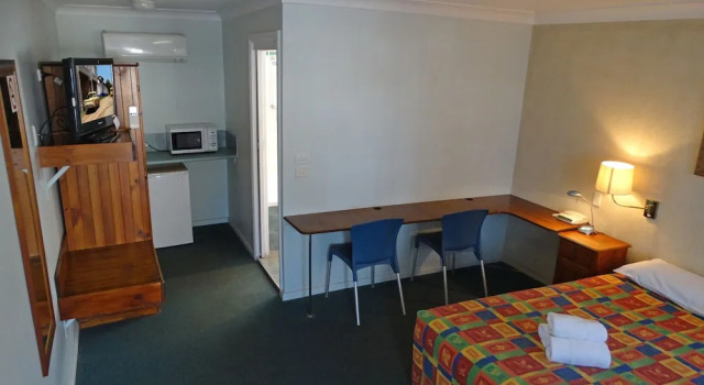 Colonial motor inn