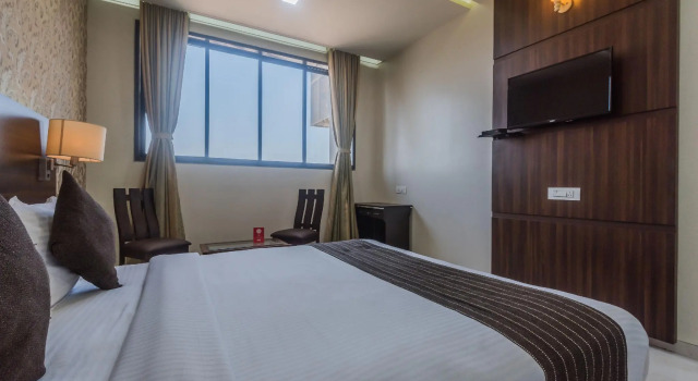 OYO 7136 Solitaire Residency