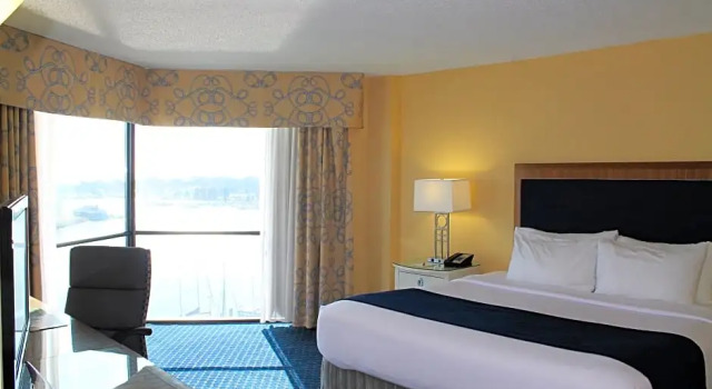 Номер Standard с видом на гавань The Landing at Hampton Marina, Tapestry Collection by Hilton