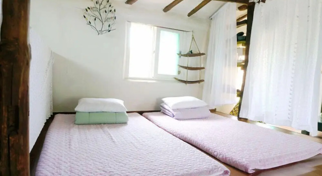 Кровать в общем номере (мужской номер) Unnie Guesthouse - Hostel