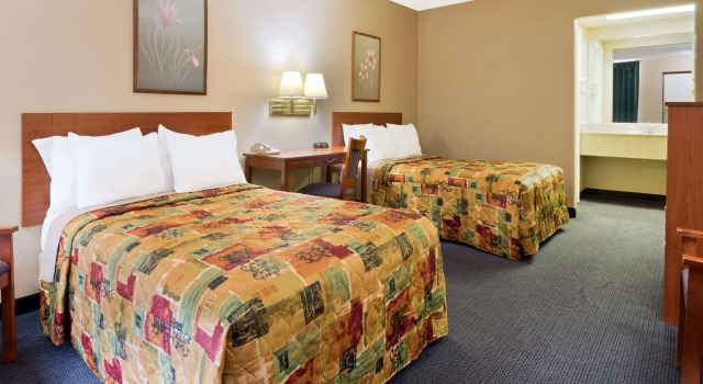 Четырёхместный номер Standard Knights Inn Elizabethtown