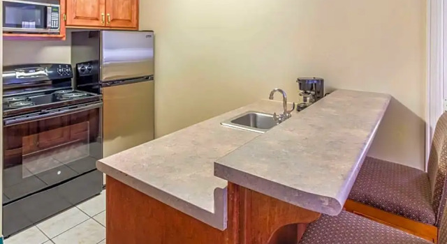 Люкс Quality Inn & Suites Green Bay Downtown