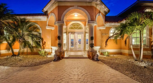 STUNNING Villa with Custom pool, Spa, pool table, Kayaks & sleeps 14! - Villa Flandria - Roelens