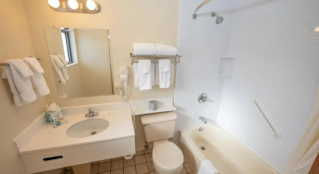 Четырёхместный номер Standard с балконом Blue Door Inn