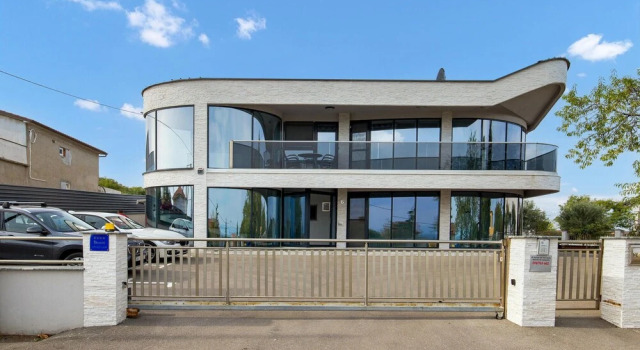 Nice Home in Vrh With Wifi and 1 Bedrooms, Varaa Hotelli Hotellit Kvarner Islands uima-altaalla, Uima-allas