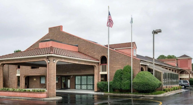 Кровать в общем номере Rodeway Inn At Fort Lee