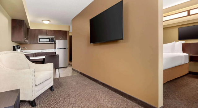 Двухместный люкс Microtel Inn and Suites by Wyndham Weyburn