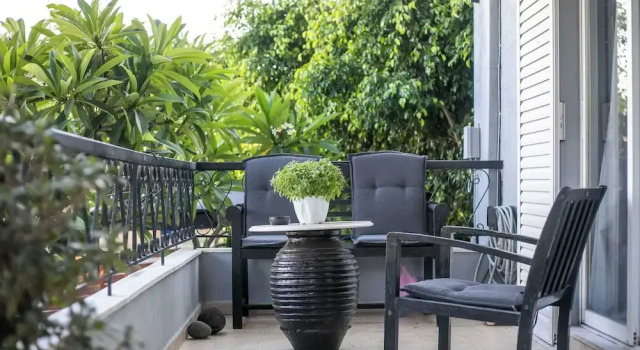 Вилла Villa Lilienne - Tranquil Escape With Private Garden Balcony