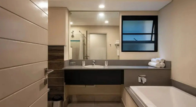 Четырёхместный люкс aha Skukuza Safari Lodge