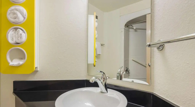 Четырёхместный номер Deluxe Motel 6-Whitby, ON - Toronto East