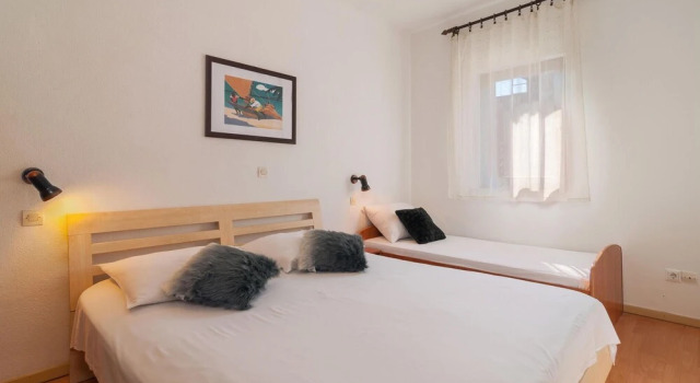 Stunning Apartment in Dugi Rat With 1 Bedrooms and Wifi, Rezerwuj Apartament Hotele w Split-Dalmatia County z parkingiem, Parking