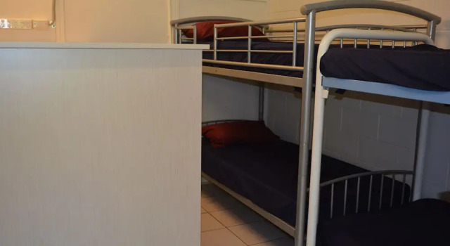 Кровать в общем номере Frogshollow Backpackers