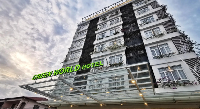 Кровать в общем номере Green World Hotel
