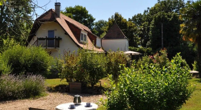 Le Puits des Lucques Gite, Rezerwuj Hotel Hotele w White Perigord z basenem, Basen