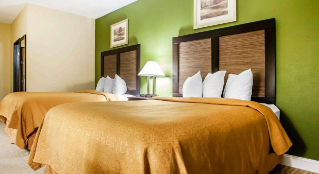 Четырёхместный номер Standard Quality Inn & Suites Champaign North - Urbana