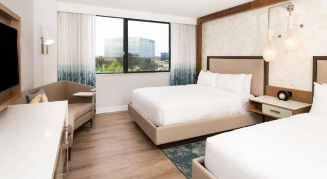 Четырёхместный номер Standard Renaissance Newport Beach Hotel