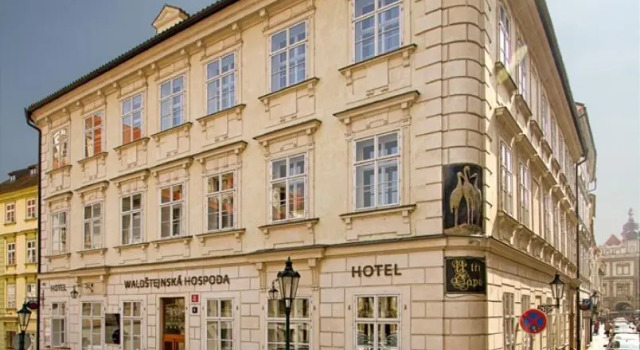 Standard Zimmer Three Storks
