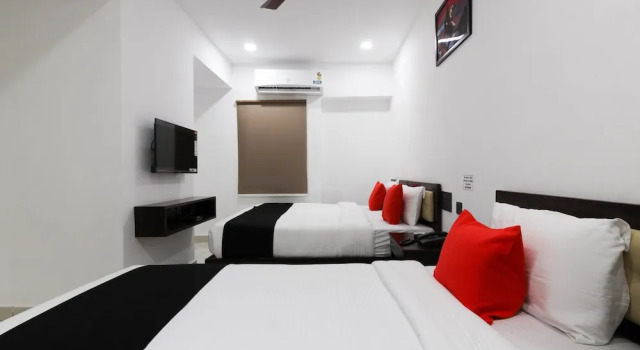 Люкс Deluxe Collection O Mythri Hotel Near By ECIL, AS RAO Nagar, Sainikpuri