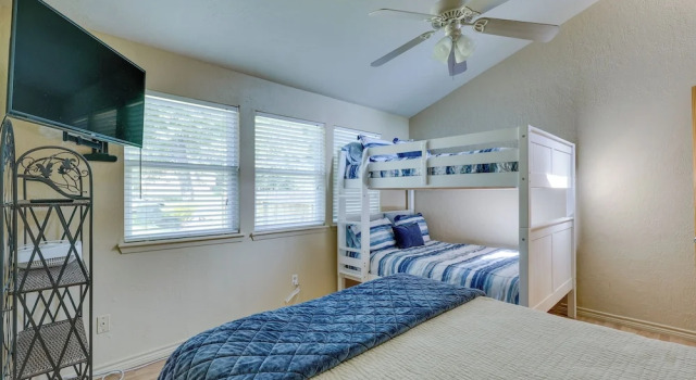 Коттедж с 3 комнатами с балконом Lakefront Montgomery Home w/ Porch & Dock!