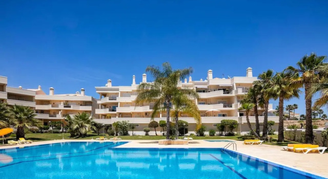 Апартаменты Stylish 2BR Apartment With Pool, Parking & Wifi