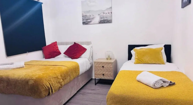 Stylish 1 Bed Flat Lakeside Shopping Mall