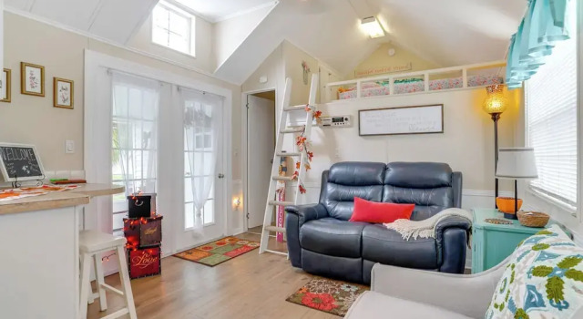 Коттедж Lakeland Cottage w/ Pool Access + Screened Porch!