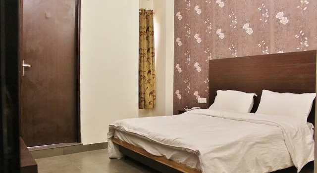 Adhunik Hotel Neemrana, Забронировать Отель Отели штата Раджастхана с парковкой, Парковка