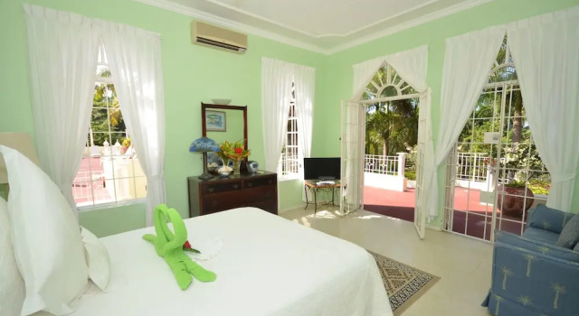 Summerhill, 8BR by Jamaican Treasures