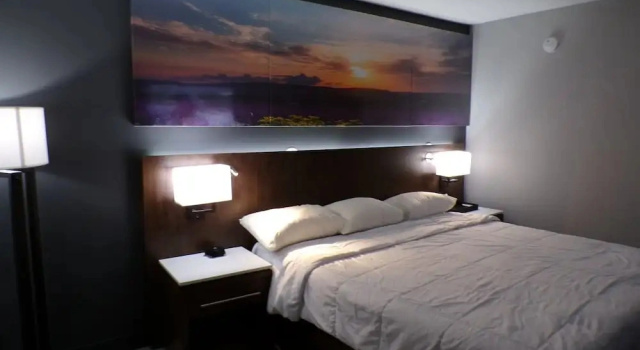 Двухместный люкс Deluxe с видом на горы Luxor Inn & Suites, a Travelodge by Wyndham