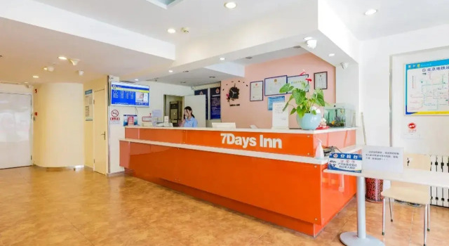 7 Days Inn Beijing Pingguoyuan Subway Station Jinding North Street, Book Hotel Hoteller i Beijing Province med parkering, Parkering