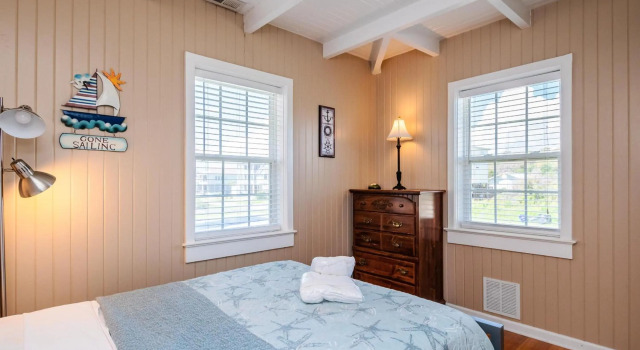 Coastal Breeze by Oak Island Accommodations, Забронировать Отель Остров Оук Северная Каролина