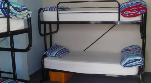 Кровать в общем номере Point Break Backpackers