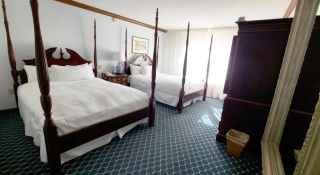 Четырёхместный номер Standard Avon Old Farms Hotel