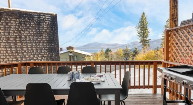 Кровать в общем номере с 6 комнатами Chickaree Chickadee Buyout by AvantStay 2 Sister Cabins