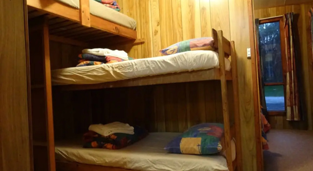 Семейный номер Economy с 3 комнатами Crayfish Creek Van & Cabin Park