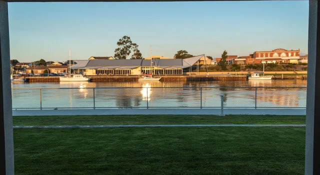 Апартаменты Executive Ulverstone Waterfront Apartments