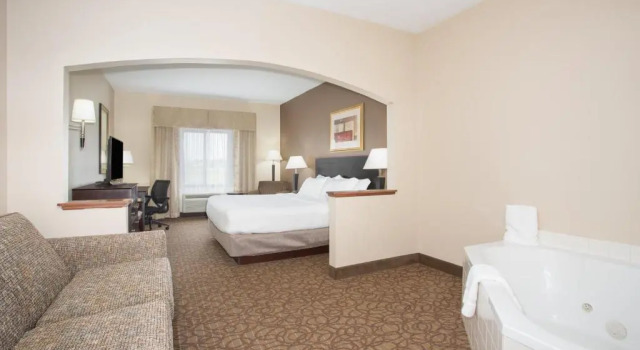 Люкс Holiday Inn Express Hotel & Suites Concordia by IHG