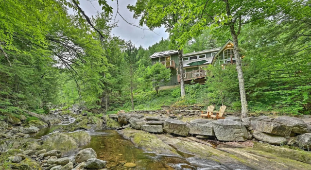 Коттедж с 3 комнатами с балконом Beautiful Jay Peak Home Near Creek & Waterfalls!