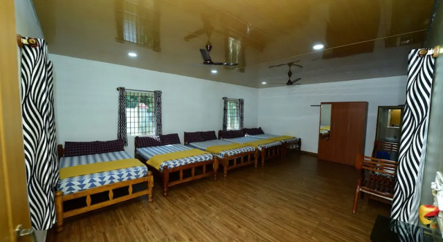 Кровать в общем номере Sipayi Resort