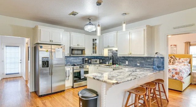Коттедж Near Surfside Jetty County Park: Home w/ Deck!