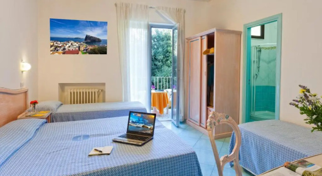 Четырёхместный номер Standard с балконом Hotel Cleopatra