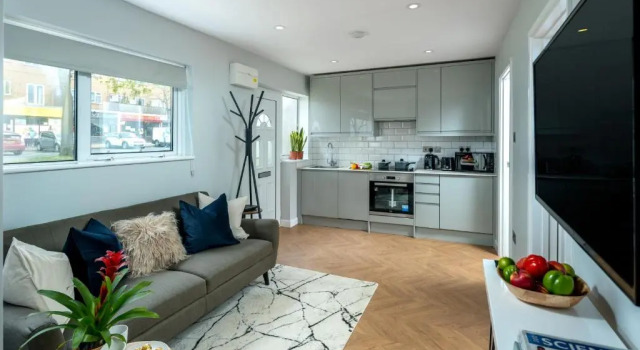 Апартаменты Skyline Serviced Apartments - Flat A Rockingham Way